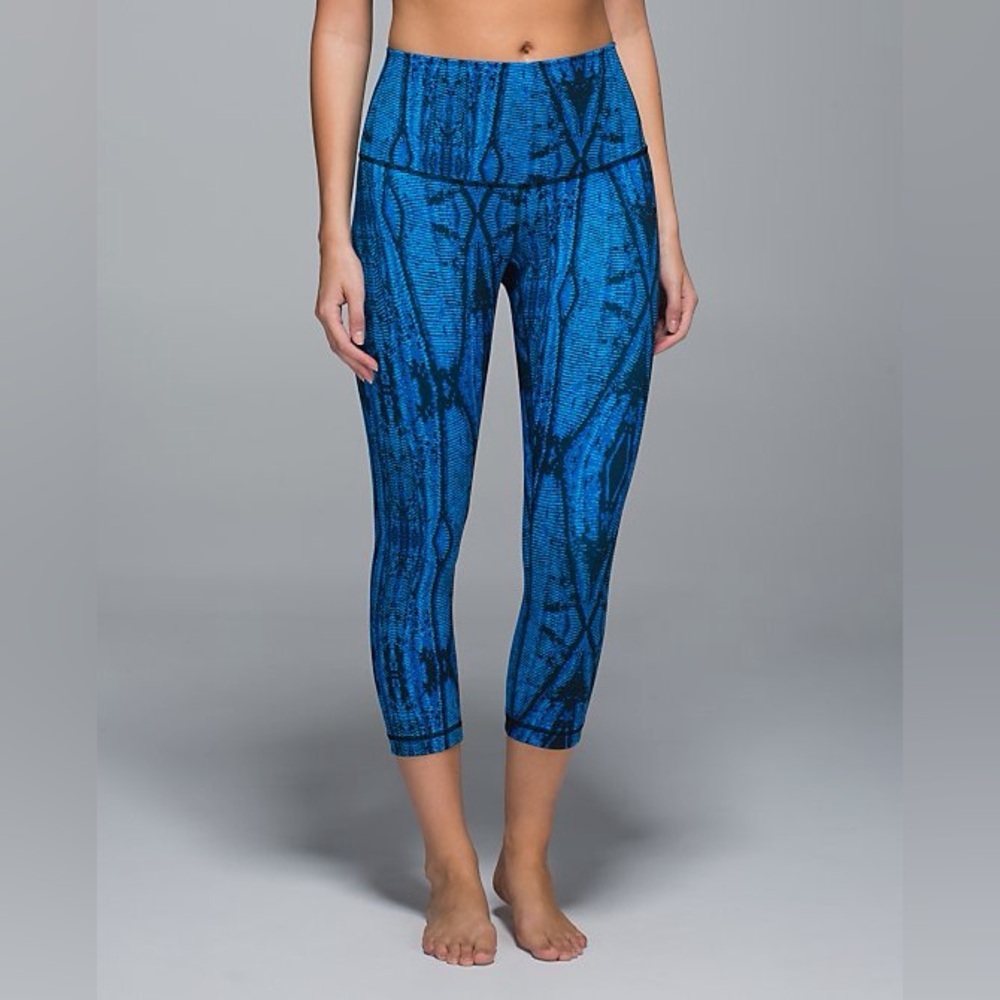 Lululemon Cropped Leggings Blue Snakeskin Pattern Fits like 6/8